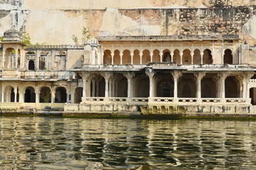 Naklejka premium Udaipur Old building with pillars