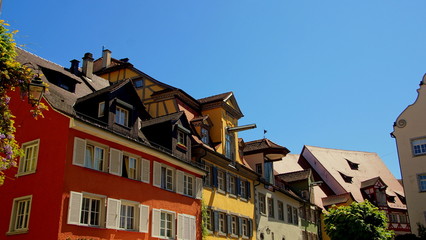 Fototapeta na wymiar malerische Giebel in der Altstadt von Meersburg am Bodensee bei strahlend blauem Himmel