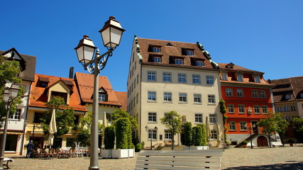 Fototapeta na wymiar historischer Marktplatz von Meersburg am Bodensee mit malerisch alten Häusern an einem sonnigen Tag