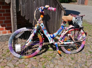 Umstricktes Fahrrad in der Sonne