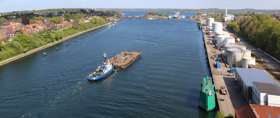 Kiel Nord-Ostsee-Kanal Schlepper an den Schleusen von Holtenau