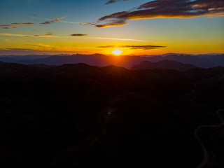 atardecer entre cerros 