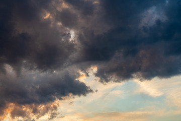 Fototapeta premium Gewitter und Sturmwolken bei Sonnenuntergang