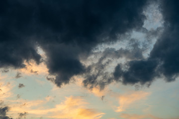Obraz premium Gewitter und Sturmwolken bei Sonnenuntergang