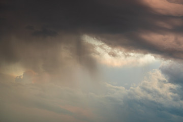 Fototapeta na wymiar Gewitter und Sturmwolken bei Sonnenuntergang