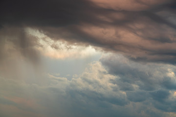 Gewitter und Sturmwolken bei Sonnenuntergang