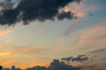 Gewitter und Sturmwolken bei Sonnenuntergang