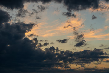 Gewitter und Sturmwolken bei Sonnenuntergang