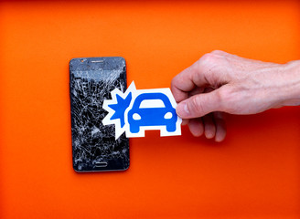 concept téléphone cassé et voiture accidentée pour prise en charge assurance smartphone avec...