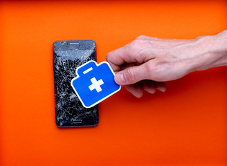 concept téléphone cassé et trousse médicale réparation pour prise en charge assurance...