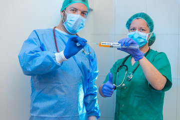 Fototapeta premium Doctores mostrando vacuna contra el COVID-19 o Coronavirus, concepto de solución a la pandemia mundial.