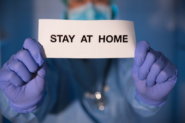 Concepto quédate en casa, doctora mostrando un texto, con el objetivo de que no se propaguen las...
