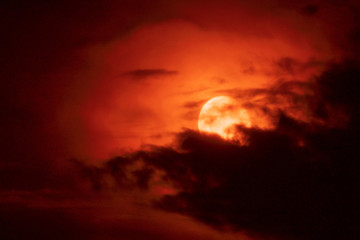 Vollmond mit Sturmwolken