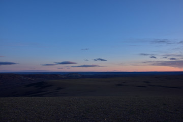 Atardecer sobre el horizonte con cielo rosado y azul en patagonia argentina