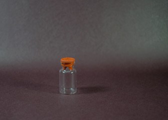 pequeña botella transparente con tapon marron
