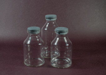 pequeña botella transparente con tapon gris