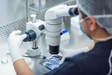 Biólogo con un microscopio en un laboratorio