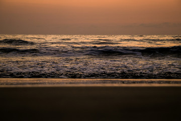 Atardecer en las olas del mar