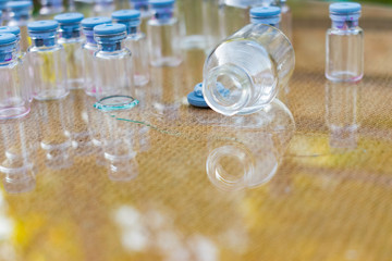 pequeña botella transparente con tapon gris