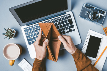 財布の中を見せる人