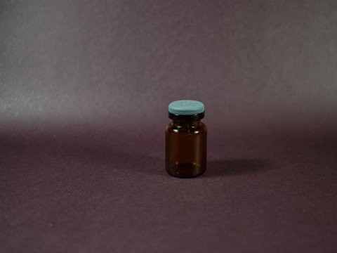 peque&ntilde;a botella marron con tapon gris