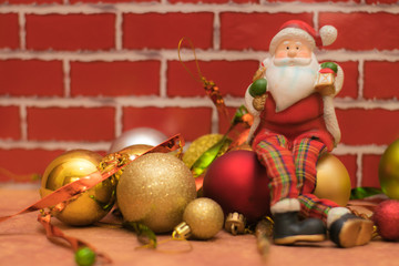 Decoraciones navideñas de esferas y juguete de Santa Claus