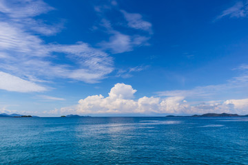 Obraz premium Blue sky with white cloud and deep blue sea