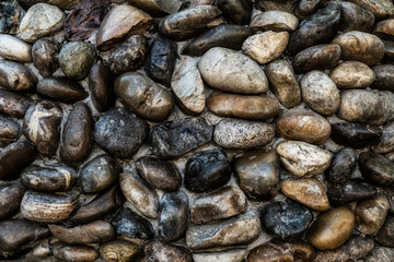 Steinmauer aus Kieselsteinen