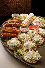 Antojitos mexicanos, sopes, salsa picante, chile, pambazos y elotes