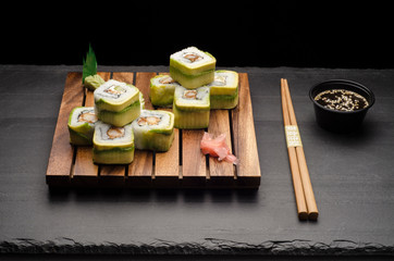 Sushi de marisco con pepino y algas  palilllos y salsa de soya