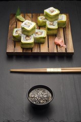 Sushi de marisco con pepino y algas  palilllos y salsa de soya