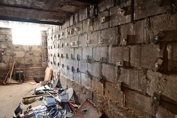 Photo of the walls of the dark warehouse