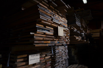 倉庫に並ぶ木材