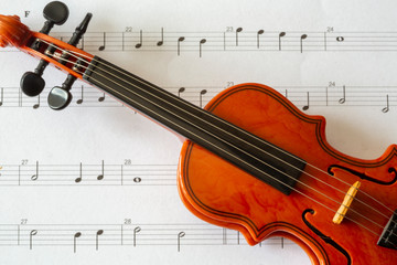 Obraz na płótnie Canvas violin on note paper
