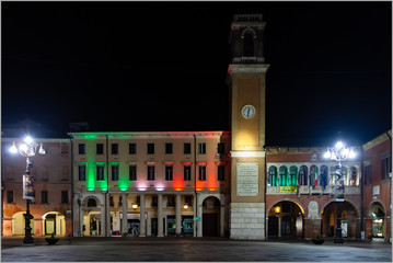 Palazzo municipale e piazza principale della città di  Rovigo, in veneto, Italia. Centro storico, fotografia notturna.