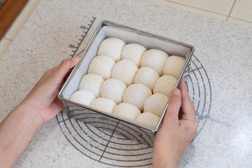 自宅でパン作り　ちぎり白パン　オーブンで焼く前の生地