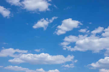 Obraz premium 青い空に浮かぶ雲