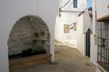 bonita calle rural del municipio de Alpandeire, Málaga