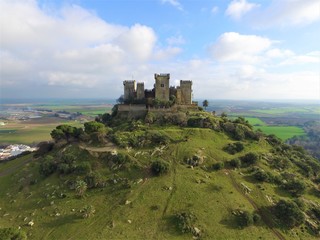 Castillo medieval de Almodovar del Río visto desde el aire