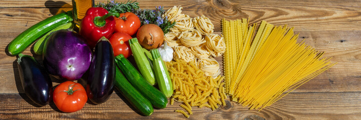 diverses variétés de pâtes italiennes avec des légumes pour une recette italienne en été