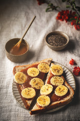 Sandwich with caramel, banana and chia seeds.