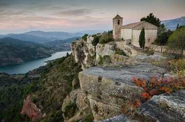 Iglesia al borde de acantilado del pueblo de Siurana de Tarragona y sus alrededores (Cataluña, España).