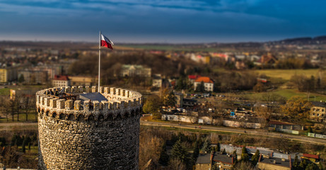 zamek w Będzinie z drona wieża z flagą