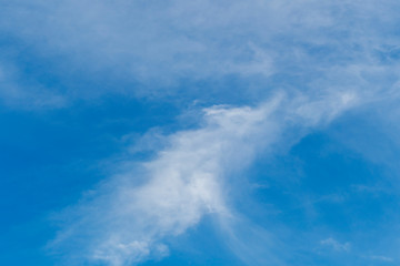 Cirrostratus Wolkengebilde oder flauschige Zirruswolken mit blauen Himmel