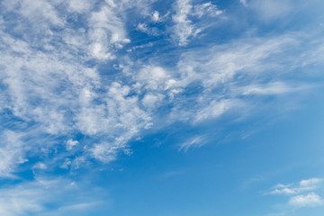 Wolkengebilde mit leichter blauer Himmel