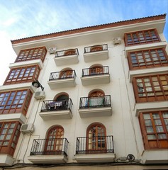 小さな町のバルコニー