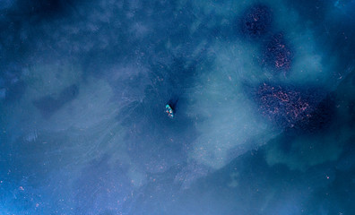 łódź na środku jeziora z lotu ptaka drona © Barbara