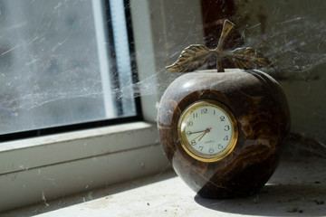 Naklejka premium Apple with clock in spider web