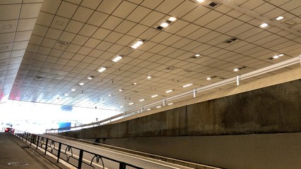 お昼のトンネル