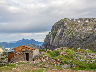 Fototapeta na wymiar A small hut in the mountains